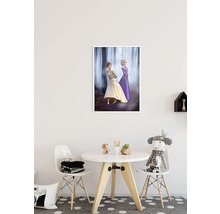 Gerahmtes Poster mit Anna und Elsa aus Frozen an einer Zimmerwand