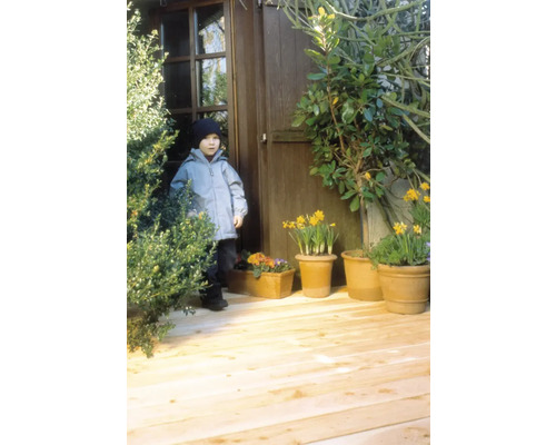 Szene mit Kind, Pflanzen in Töpfen und Holzboden im Gartenbereich.