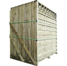 Éléments de clôture en bois sur palette, emballés et prêts à être livrés