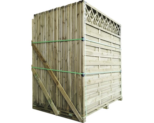 Éléments de clôture en bois sur palette, emballés et prêts à être livrés