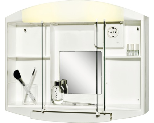 Weißer Spiegelschrank mit Beleuchtung, Steckdose und Ablageflächen für Badezimmerutensilien.