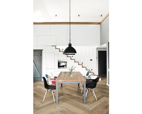 Heller Wohnraum mit Esstisch, Stühlen, Treppe und Pendelleuchte