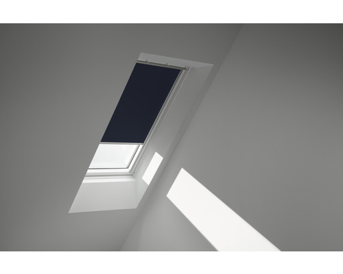 VELUX Verdunkelungsrollo uni dunkelblau manuell DJ 107 1100S Dachfenster mit Verdunkelungsrollo im Raum