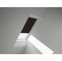 Dachfenster mit Verdunkelungsrollo im Innenraum