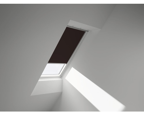 VELUX Verdunkelungsrollo uni dunkelbraun manuell Rahmen aluminium DKL Y65 4559S Dachfenster mit Verdunkelungsrollo im Innenraum