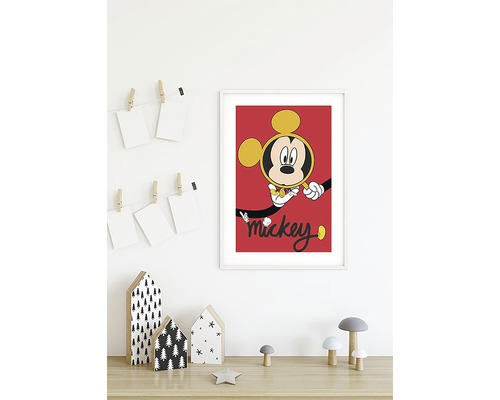 Gerahmtes Mickey Maus Poster an einer Wand über einem Tisch mit dekorativen Elementen