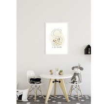 Chambre d''enfant avec une affiche de Simba et la lettre S, table et chaises.