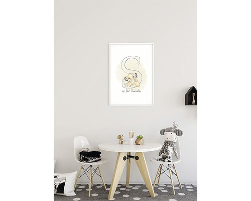 Chambre d''enfant avec une affiche de Simba et la lettre S, table et chaises.