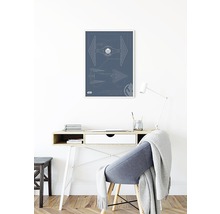 Bureau décoratif avec une image murale Star Wars au-dessus d''un bureau.