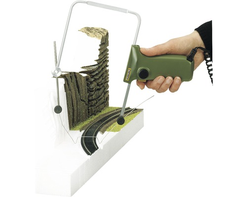 Le coupe-fil chaud Proxxon Thermocut 12/E coupe un diorama de chemin de fer miniature.