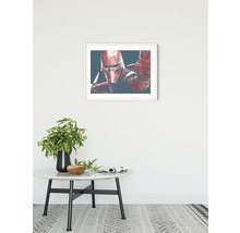 Image encadrée d''un personnage sur un mur au-dessus d''une table.