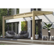 Holzpergola mit Rattanmöbeln auf einer Terrasse