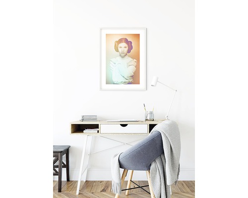 Bureau avec bureau, chaise, lampe et image encadrée au mur