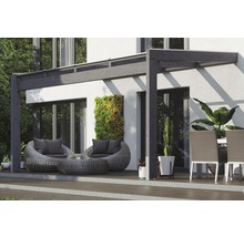 Terrasse mit Pergola, Korbstühlen und Pflanzen