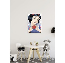 Chambre d''enfant avec une image de Blanche-Neige au mur, une table et des chaises
