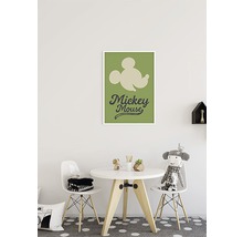 Chambre d''enfant avec table, chaises et un poster de Mickey Mouse encadré