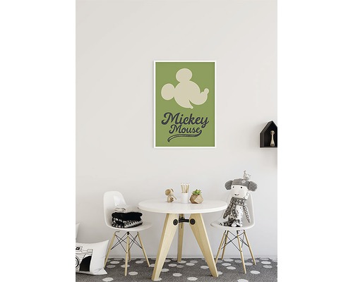 Chambre d''enfant avec table, chaises et un poster de Mickey Mouse encadré