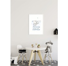 Chambre d''enfant avec table, chaises et une image encadrée d''un éléphant avec le texte : Des choses étonnantes se produiront.