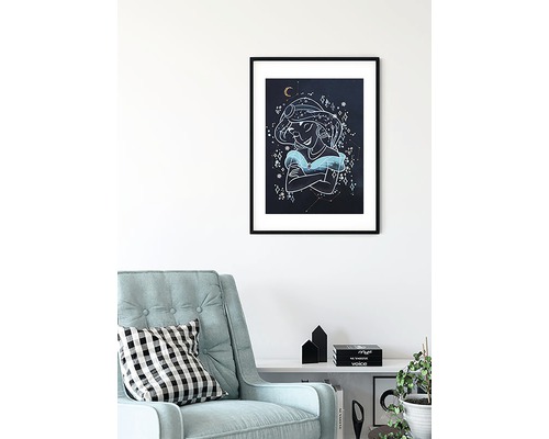 Gerahmtes Wandbild mit einer Illustration von Prinzessin Jasmin und Sternenmotiven in einem Wohnzimmer.