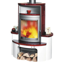 Kaminofen mit Holzfeuer und Brennholzlager