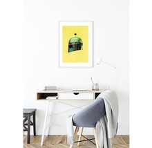 Dekoratives Bild eines futuristischen Helms mit Schreibtisch und Stuhl im Hintergrund