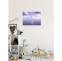 Chambre d''enfant avec une image encadrée d''Elsa, la Reine des neiges, sur le mur