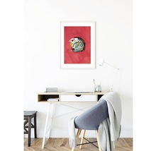 Einrichtungsszene mit Schreibtisch, Stuhl und gerahmtem Poster eines Helms