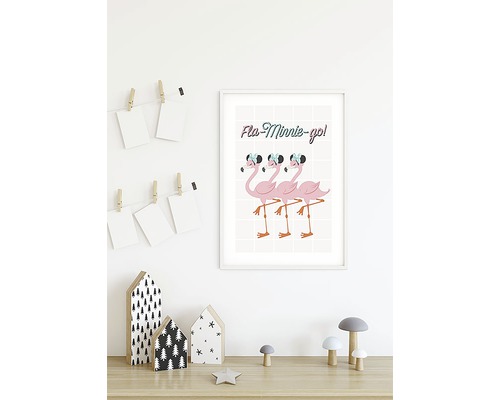 Affiche décorative avec des flamants roses encadrée sur une table