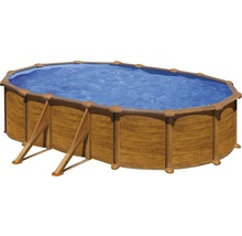 Piscine ovale avec revêtement en bois et échelle