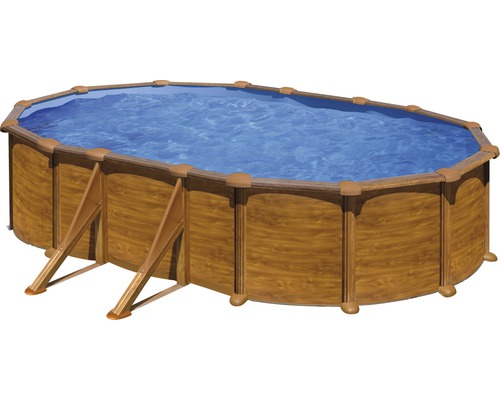 Piscine ovale avec revêtement en bois et échelle