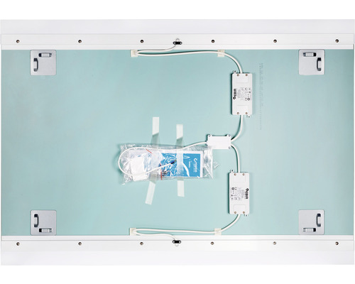 Rückseite eines Spiegelschranks mit Befestigungselementen, Kabeln und Zubehör