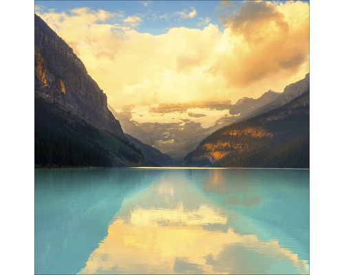 Lac de montagne avec des montagnes en arrière-plan