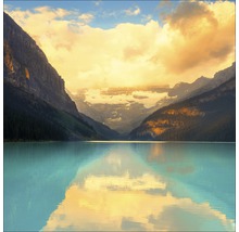 Lac entouré de montagnes et ciel nuageux
