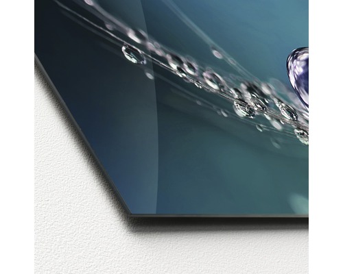 Image en verre avec des gouttes d''eau sur une fibre végétale