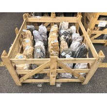 Pierres décoratives dans une caisse en bois