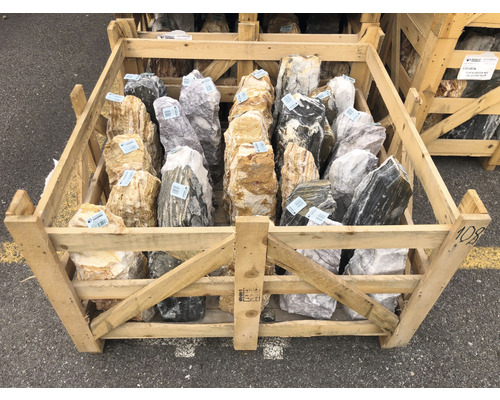 Dekorsteine in einer Holzkiste