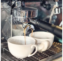 Machine à expresso remplissant deux tasses de café.