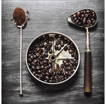 Grains de café et café moulu avec tamis et cuillère sur fond sombre