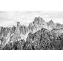 Schwarz-Weiß-Foto von Bergzacken unter bewölktem Himmel