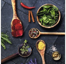 Arrangement avec des épices et des herbes dans des cuillères en bois