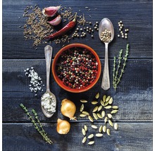 Arrangement avec des épices telles que le poivre, le cumin, l''ail, le chili et les oignons sur fond de bois