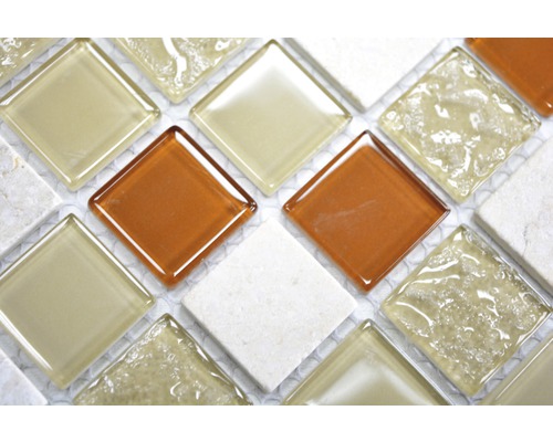Mosaikfliese aus Glas und Naturstein in Rautenform