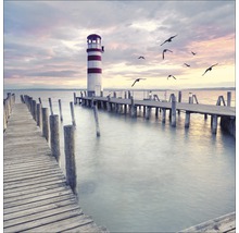 Une jetée en bois mène à un phare sur le lac