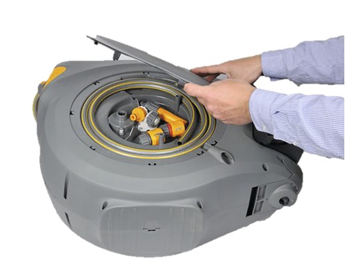 Boîtier de tuyau d''arrosage avec accessoires en cours d''ouverture