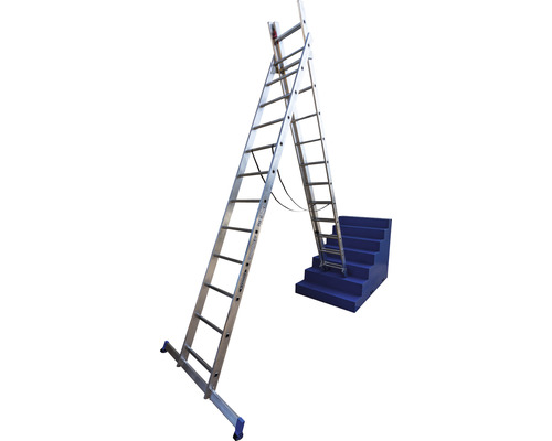 Mehrzweckleiter aus Aluminium auf einer Treppe für den Einsatz auf unebenem Untergrund