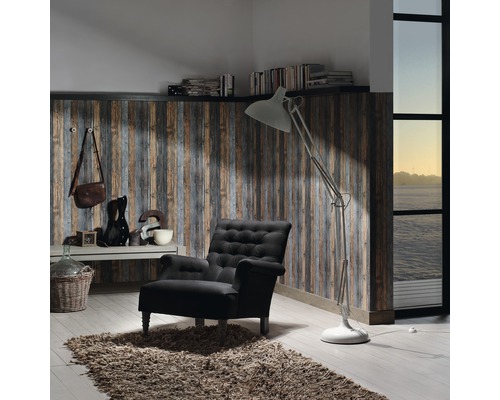 Salon avec fauteuil, lampadaire et panneaux muraux aspect bois