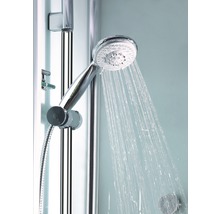 Handbrause mit Wasserstrahl in der Dusche