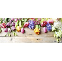 Arrangement floral avec des tulipes et des jacinthes sur fond de bois