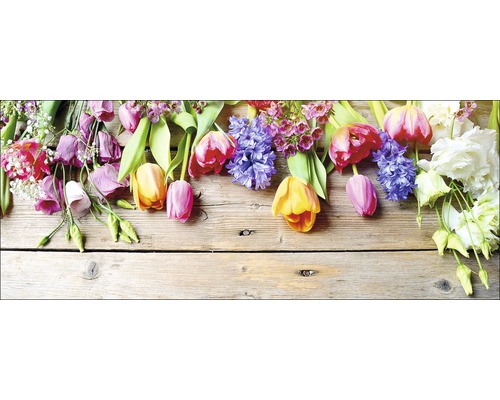 Arrangement floral avec des tulipes et des jacinthes sur fond de bois