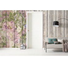 Wohnzimmer mit Blumentapete, Tür, Sofa und Stehlampe